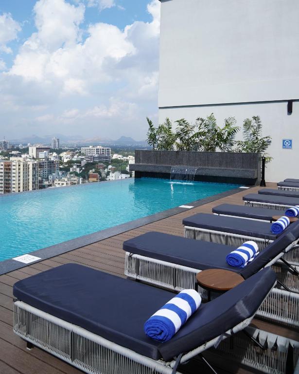 Bazén v ubytování Four Points by Sheraton Nashik nebo v jeho okolí