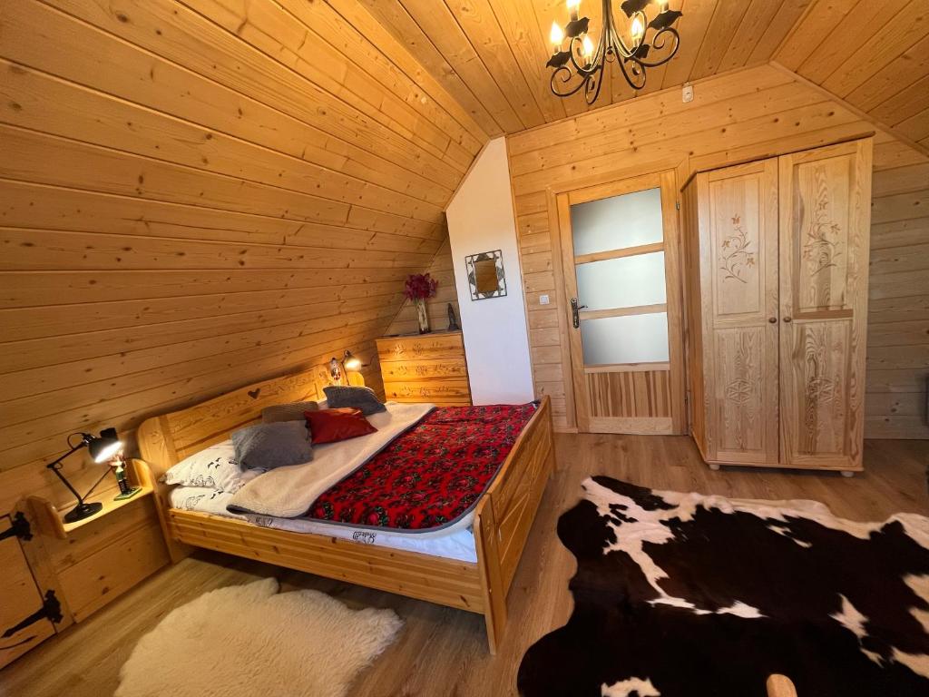 Posteľ alebo postele v izbe v ubytovaní Mazury "Willa Ślimakowo" w Pasymiu z jakuzzi, sauną, pomostem