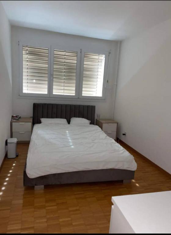 Postel nebo postele na pokoji v ubytování Sherd room in apartment