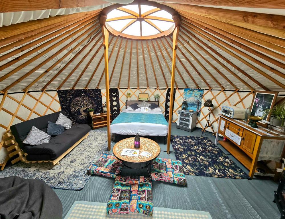 Voodi või voodid majutusasutuse Rainbow's End Yurts toas