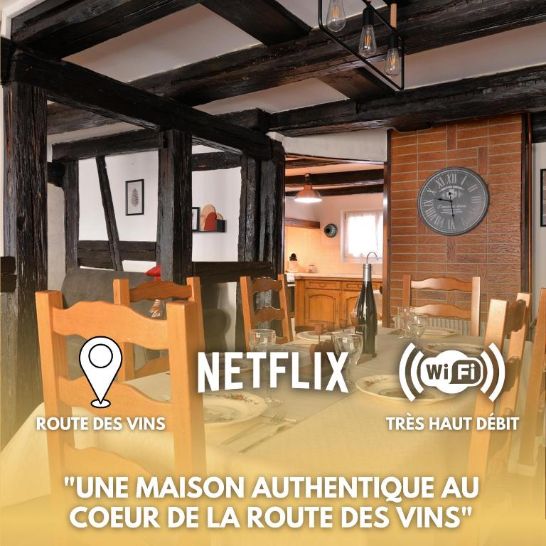 un salon avec une horloge sur le mur dans l'établissement Chez Mamema, maison Alsacienne route des vins, à Kintzheim