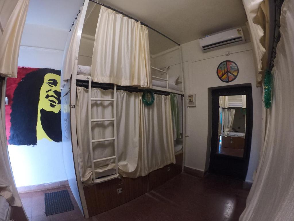 Palanda nebo palandy na pokoji v ubytování Happy Panda Hostel Arambol Goa