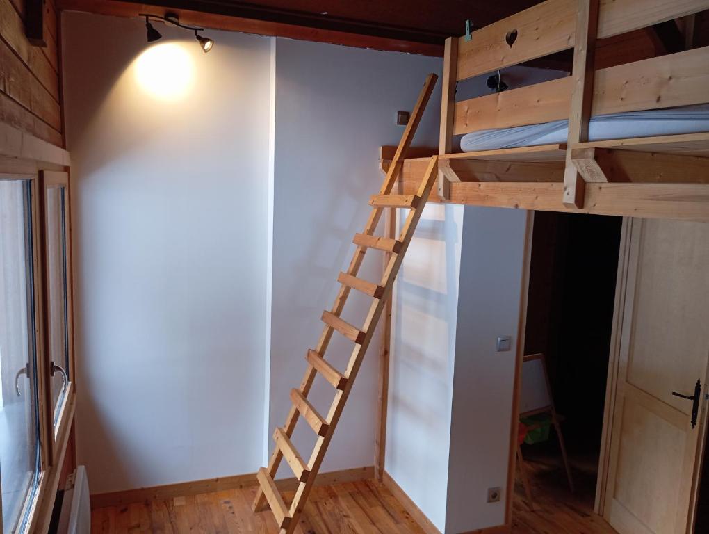 Palanda nebo palandy na pokoji v ubytování Chalet Oustalou