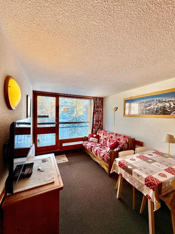 un salon avec un canapé et une table dans l'établissement Studio ARCS 1800 - Belles Challes, 5 personnes, avec casier, à Bourg-Saint-Maurice