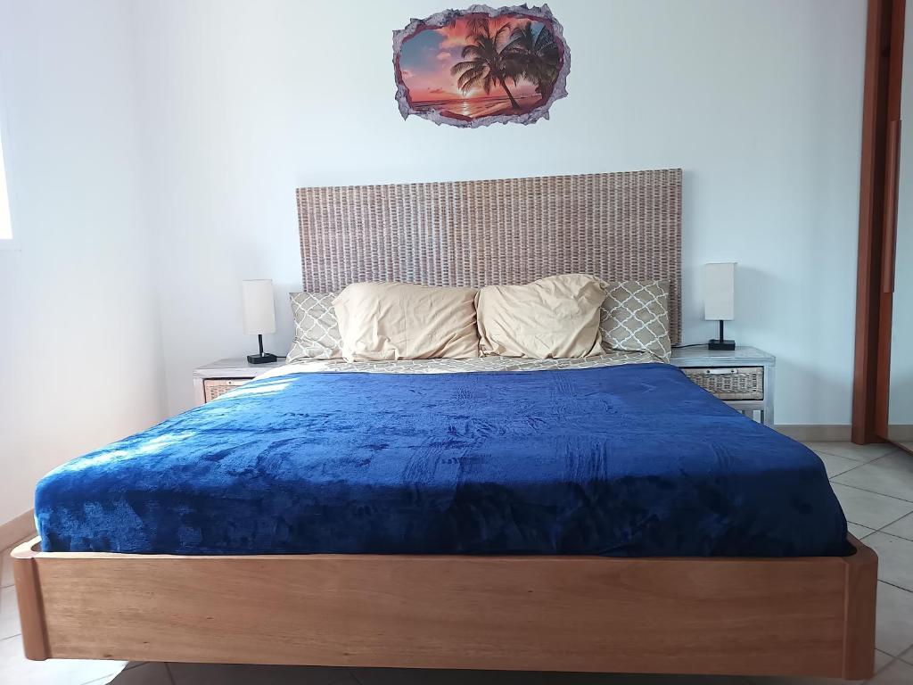 - une chambre avec un lit avec une couette bleue et 2 lampes dans l'établissement Relaxed Home to calm, à Santa Maria