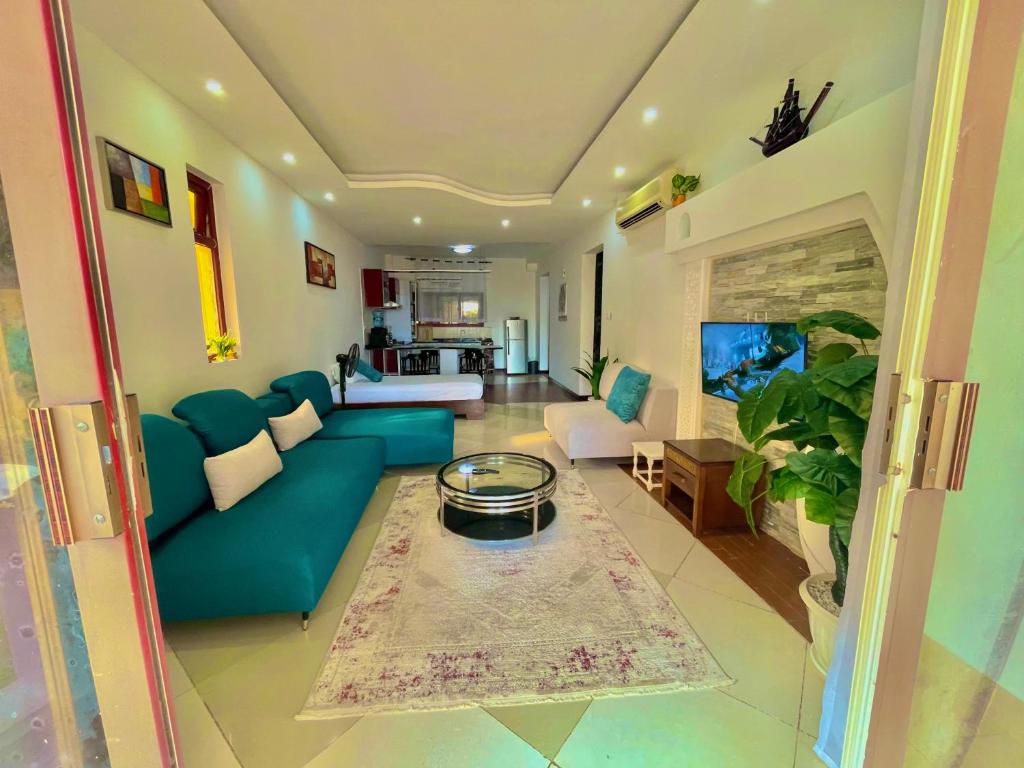 Χώρος καθιστικού στο Shanzu Oceanfront Oasis One-Bedrooom Suite