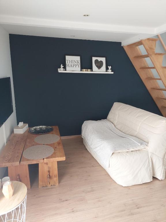 un salon avec un lit et une table dans l'établissement Studio au calme à la campagne 2, 4 ou 6 personnes, à Denonville