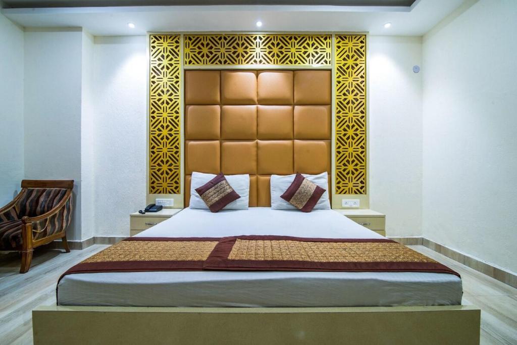 Postel nebo postele na pokoji v ubytování Hotel Orchid Garden Karol Bagh
