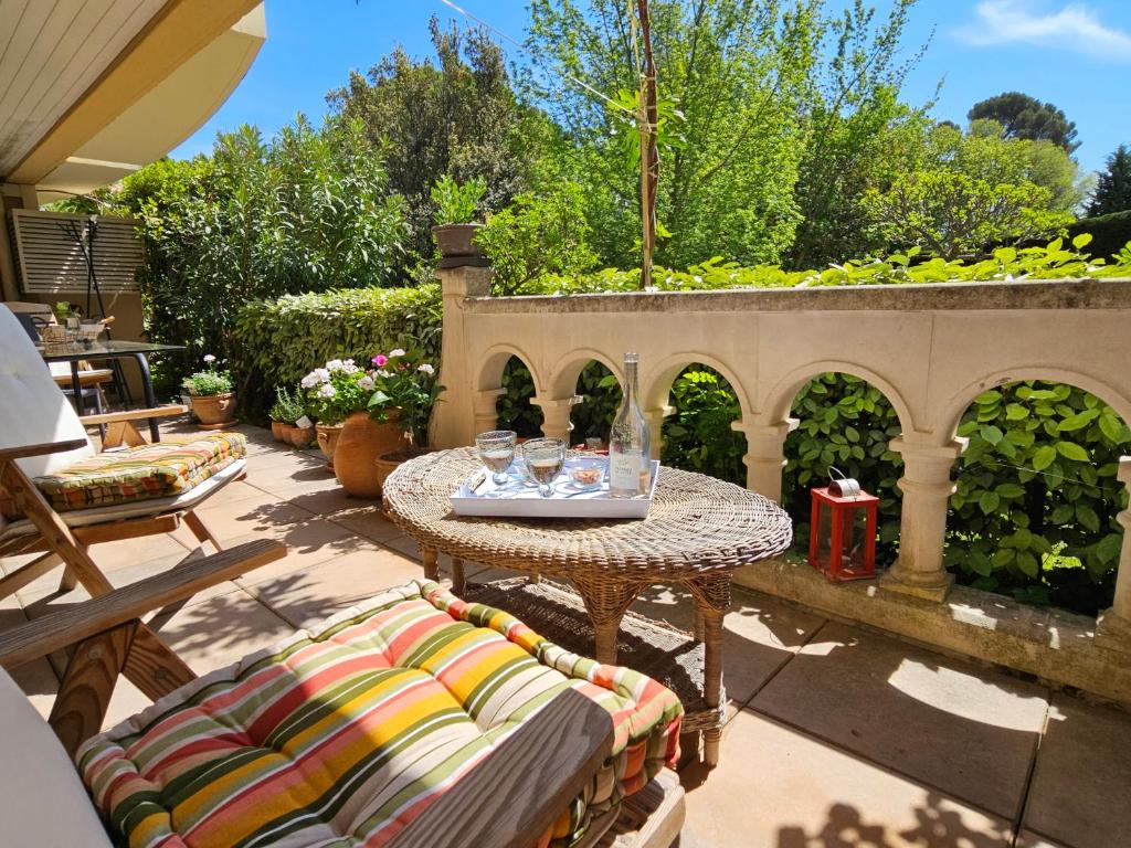 une terrasse avec des chaises et une table avec des verres. dans l'établissement Aix centre, 2 room apartment garden, parking, à Aix-en-Provence