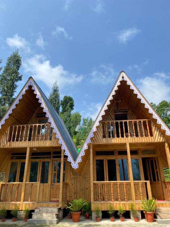 a house with a gambrel roof at Shangdhan Pine Homestay in Sāmthar
