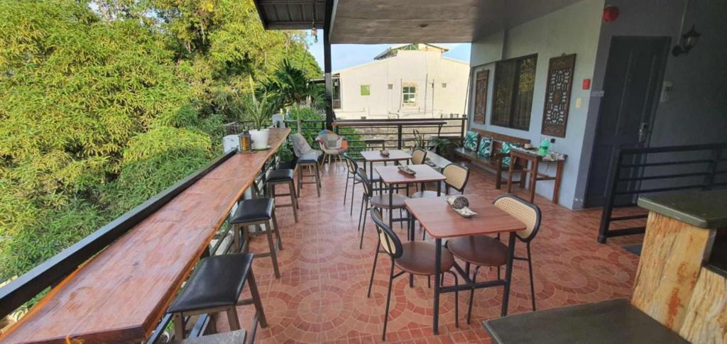 Balkón nebo terasa v ubytování AJ Tourist Inn