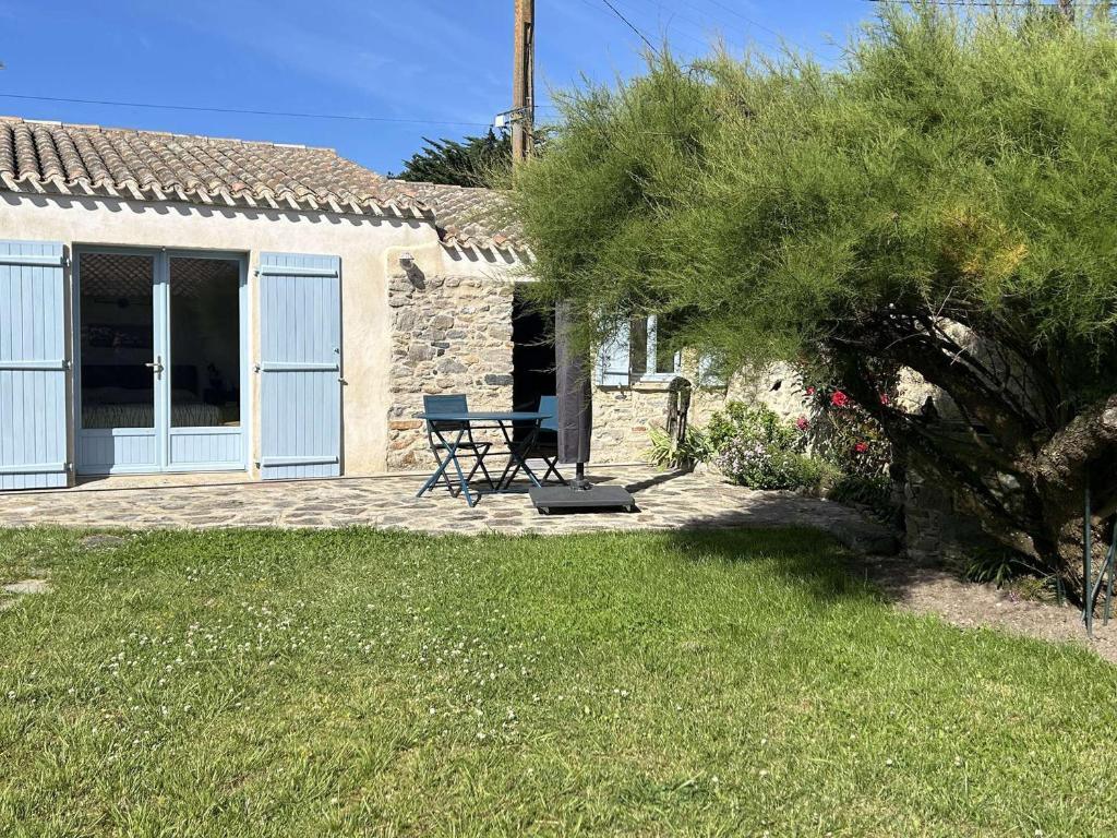 Vonkajšia záhrada v ubytovaní Charmante maison rénovée avec goût, jardin clos, accès wifi, proche commerces et mer. - FR-1-224B-160