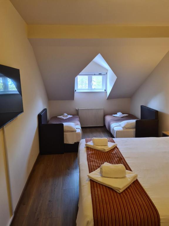 Postel nebo postele na pokoji v ubytování Jubilee Hotel Troodos