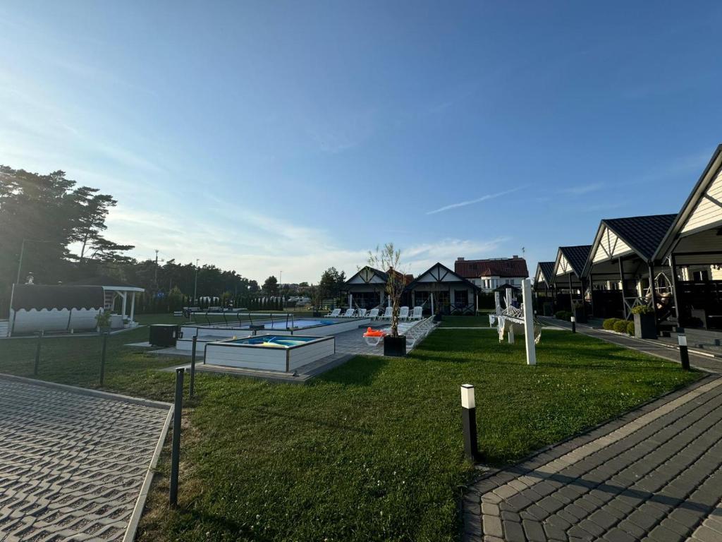 Bazén v ubytovaní Domki Apartamenty Retro alebo v jeho blízkosti