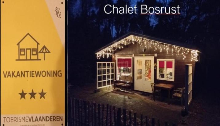 een foto van een klein gebouw met kerstverlichting bij Chalet Bosrust in Lanaken