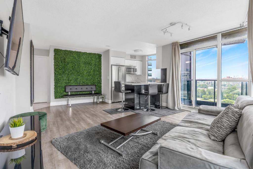 2 BR Waterfront Condo Downtown w/ free Parking, Toronto (updated 