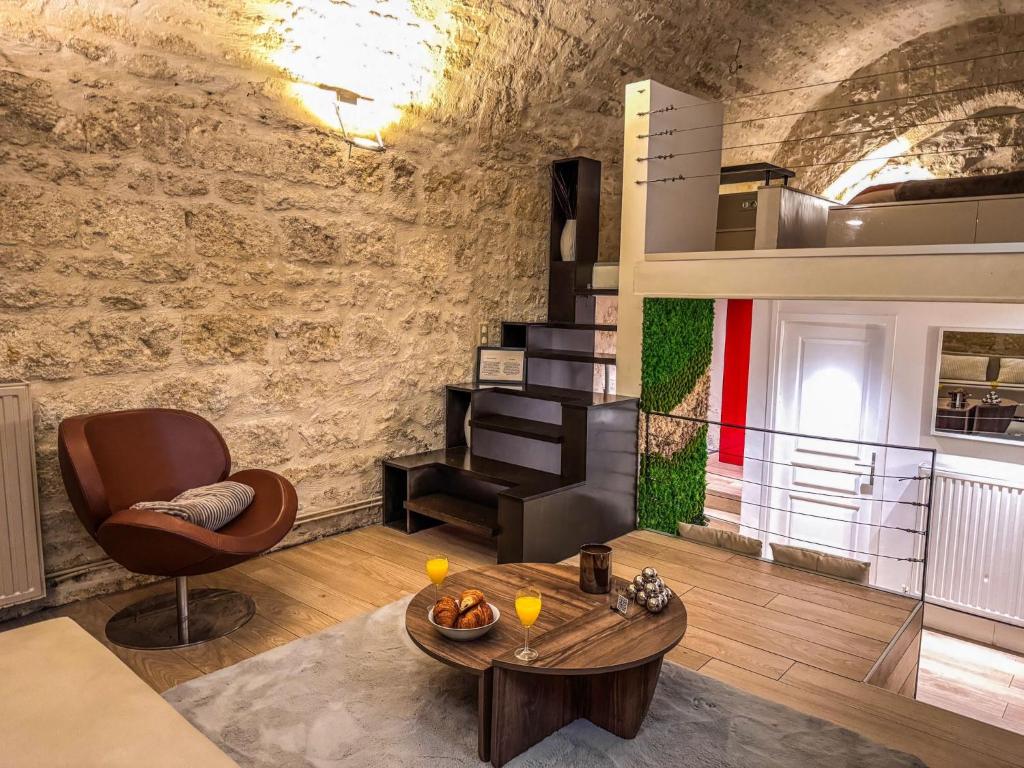 - un salon avec un canapé, une chaise et une table dans l'établissement L'Elegant - Hôtel Particulier Historique, à Montpellier