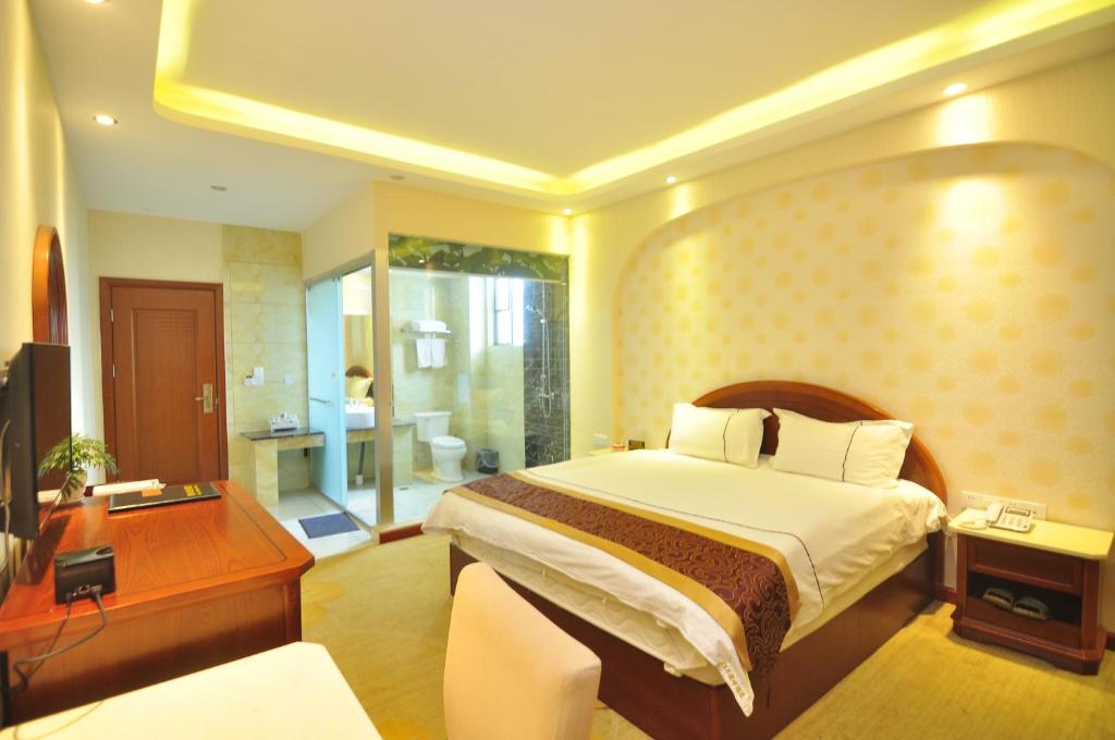Postel nebo postele na pokoji v ubytování Bai Nian Sheng Shi Hotel