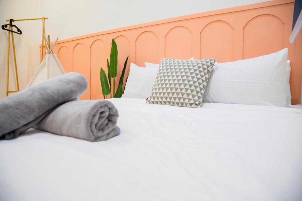 Postel nebo postele na pokoji v ubytování Skudai Tun Aminah Cozy Home - Sutera Mall 6 mins