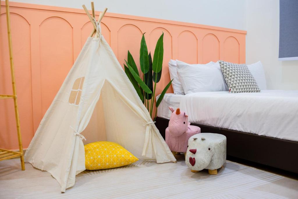Postel nebo postele na pokoji v ubytování Skudai Tun Aminah Cozy Home - Sutera Mall 6 mins