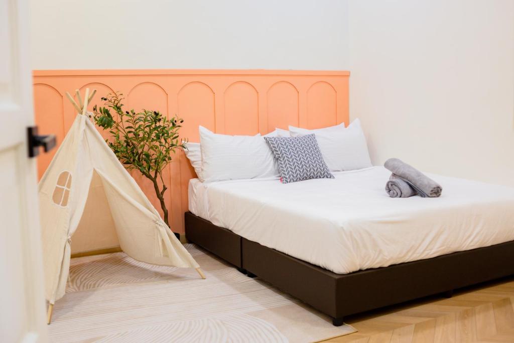 Postel nebo postele na pokoji v ubytování Skudai Tun Aminah Cozy Home - Sutera Mall 6 mins