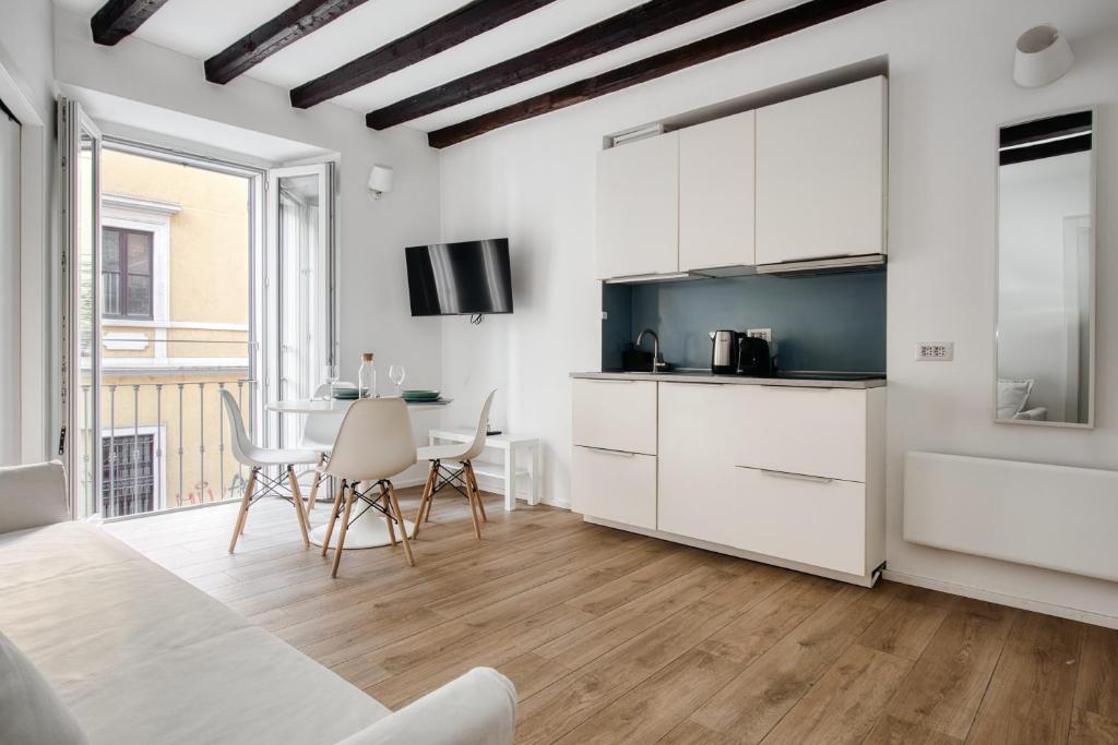 Just Urban Stays - Cozy 1-BR Apartment in Center - Steps M2 and M4 Metro
