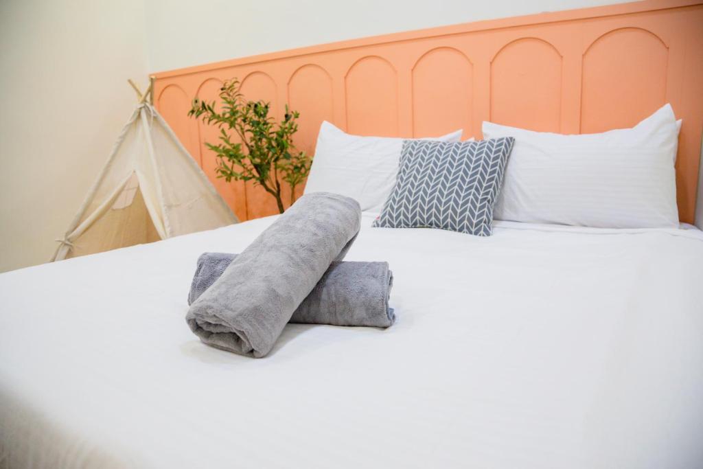 Postel nebo postele na pokoji v ubytování Skudai Tun Aminah Cozy Home - Sutera Mall 6 mins