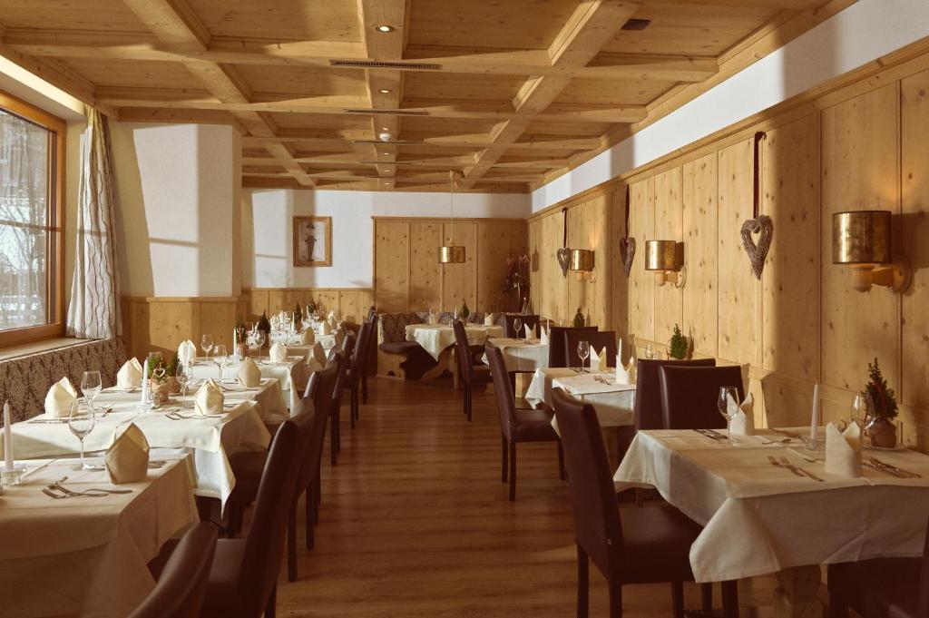 Reštaurácia alebo iné gastronomické zariadenie v ubytovaní Hotel Sonnalp
