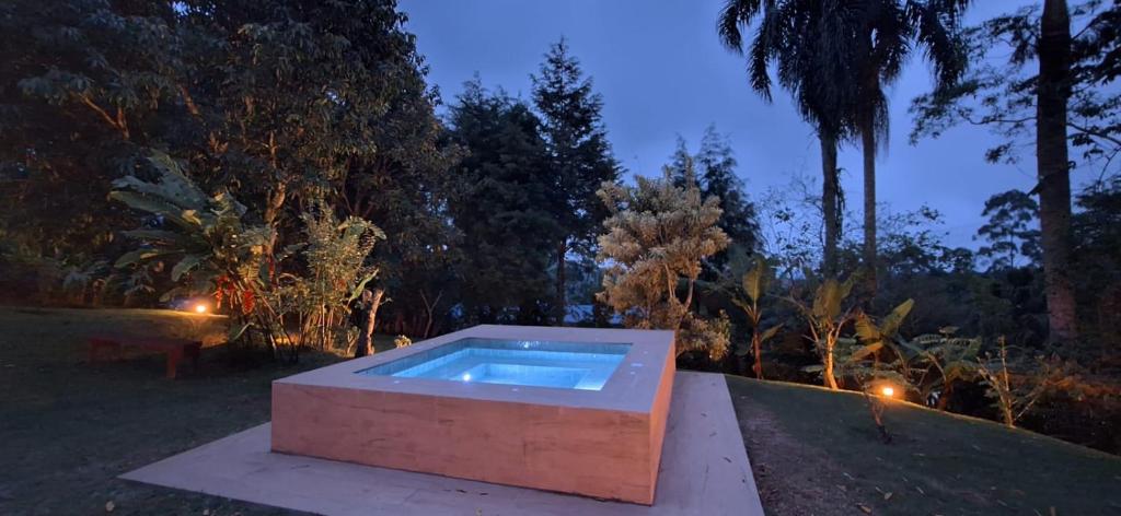 una jacuzzi in un giardino di notte di Tranquilidade e SPA em meio a muito verde a 45 min de SP a Cotia