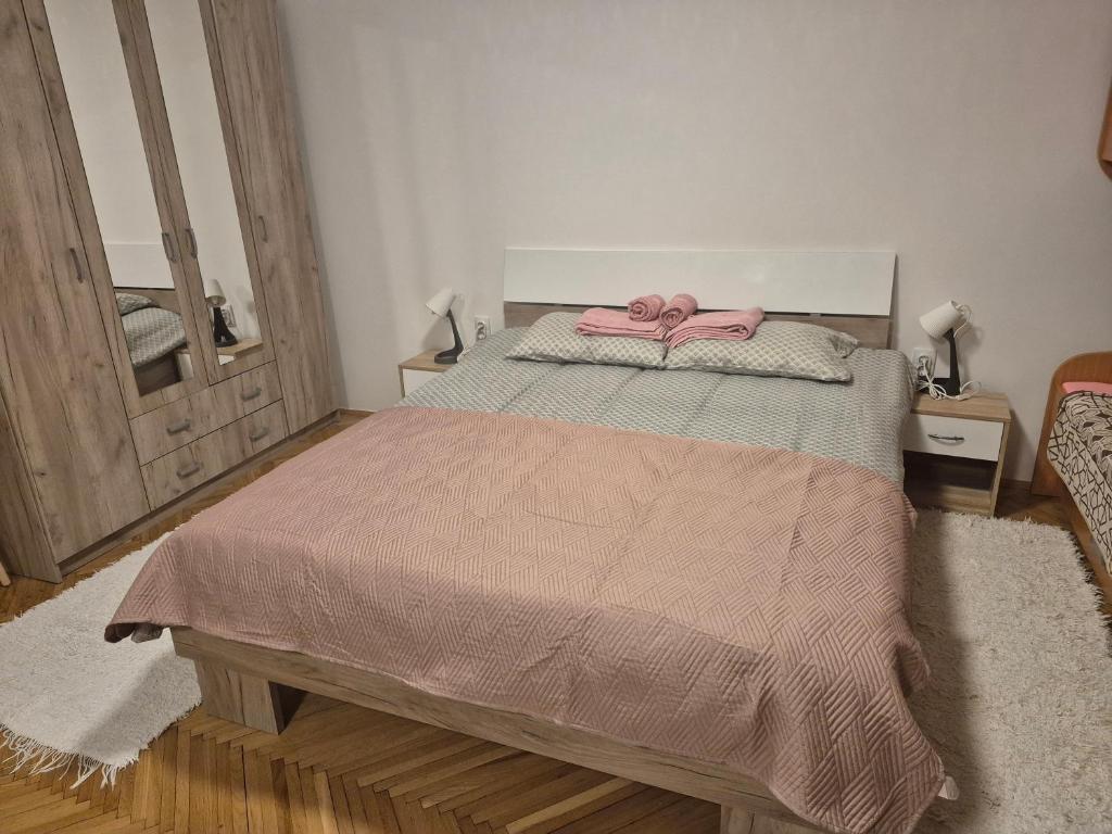 Postel nebo postele na pokoji v ubytování Vila RUŽA - House of Roses