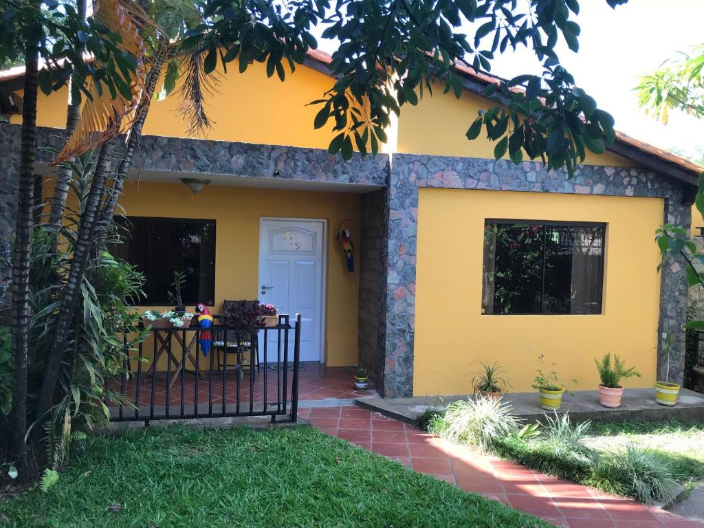 Galeriebild der Unterkunft Apartamento con jardín cerca del hospital regional in Caacupé