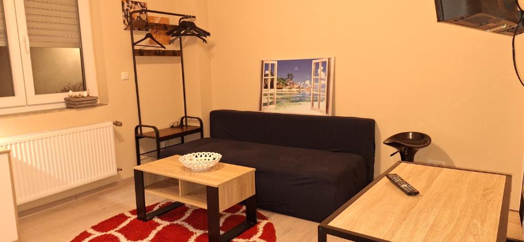 ブルーフケーベルにあるCasa Mia Russotto Zimmervermietungのソファとテーブルのあるリビングルーム