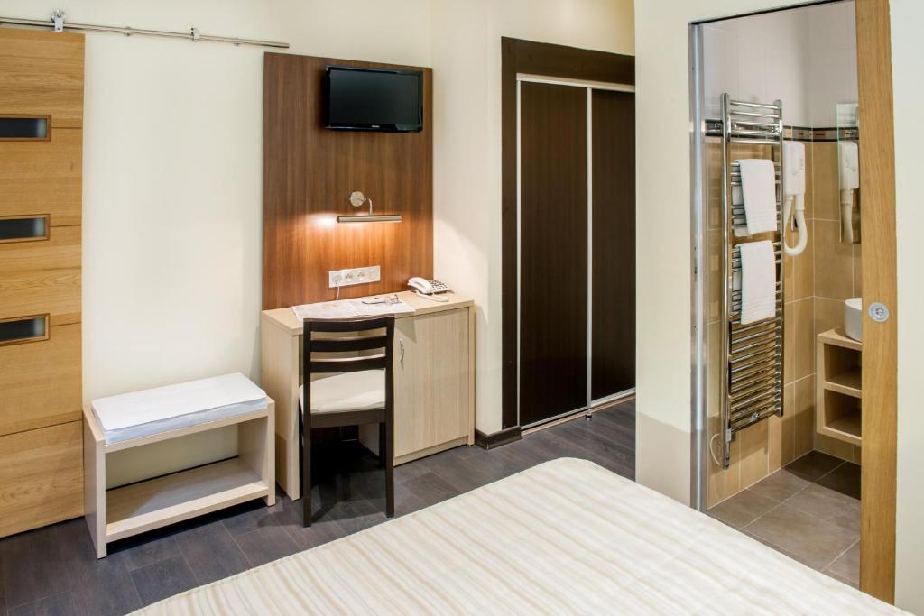 Una cama o camas en una habitación de Hôtel La Source