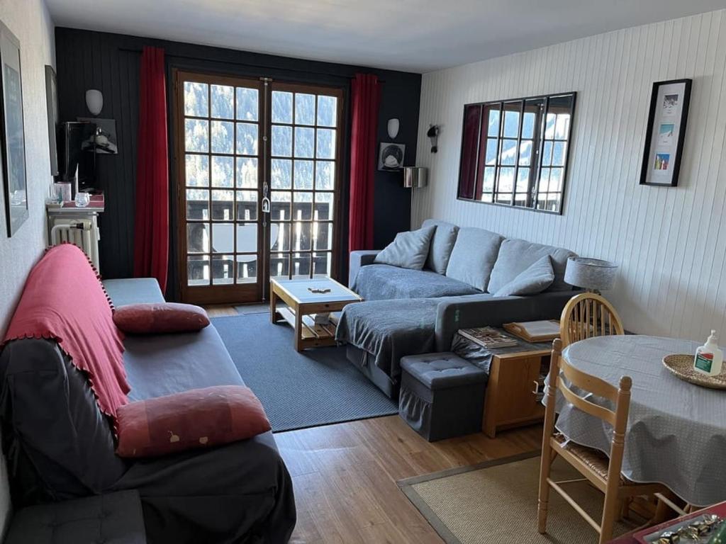 un salon avec un canapé et une table dans l'établissement Appartement au Cœur de Châtel, 5 Pers, 2 Pièces, Balcon, 100m des Remontées mécaniques - FR-1-676-11, à Châtel