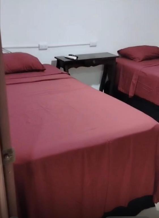 May Apartamento في سان سلفادور: سريران متجاوران في غرفة