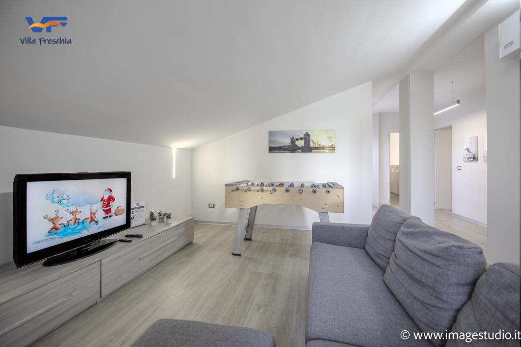 A television and/or entertainment centre at Villa Freschìa