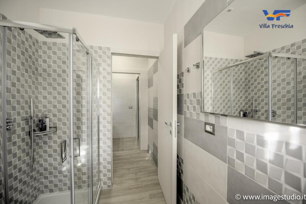 A bathroom at Villa Freschìa