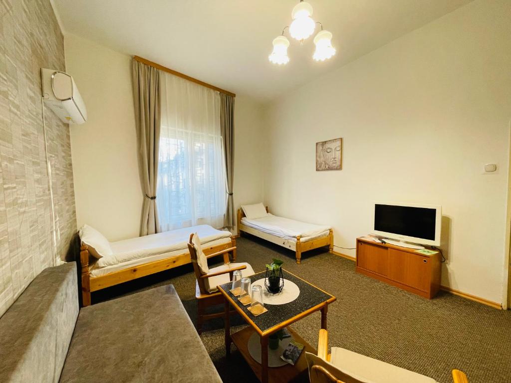 TV a/nebo společenská místnost v ubytování The English Guest House