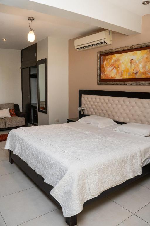 Postel nebo postele na pokoji v ubytování Cacique Hotel