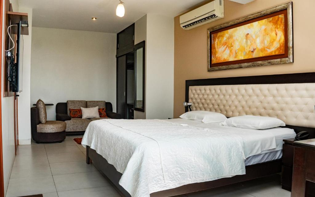 Postel nebo postele na pokoji v ubytování Cacique Hotel