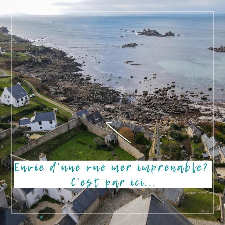 Une image de l'océan avec un signe qui dit l'empire du vin dans l'établissement Charmante maison bretonne proche de la mer, à Porspoder