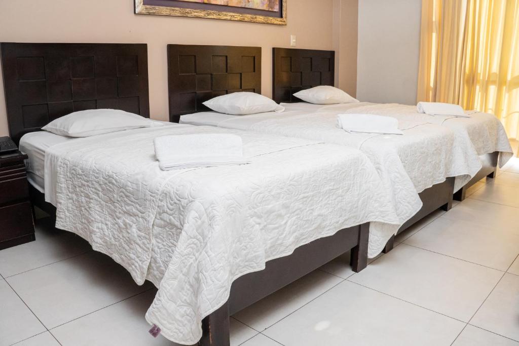 Postel nebo postele na pokoji v ubytování Cacique Hotel