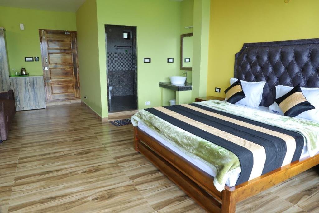 Postel nebo postele na pokoji v ubytování Kurinji Amaze Farmstay,Resort,Trek&Tent