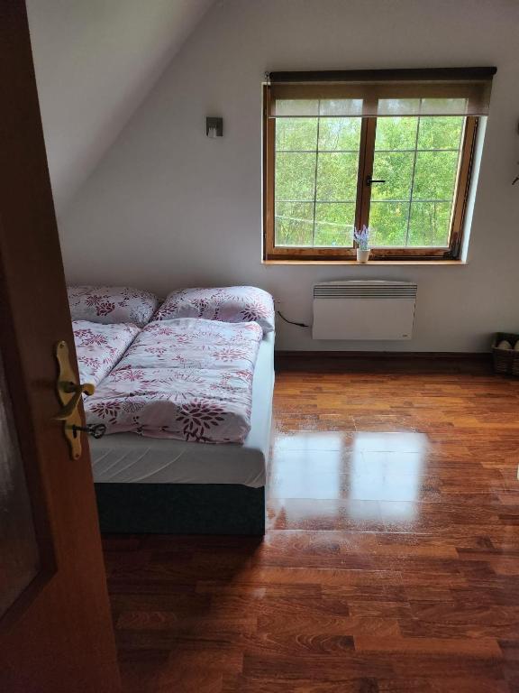 Postel nebo postele na pokoji v ubytování Roubenka Krkonoše - Adršpach