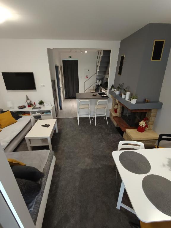 TV a/nebo společenská místnost v ubytování Apartman Nábrežná