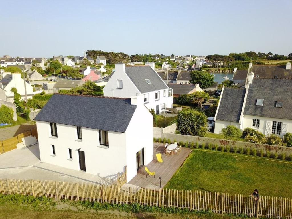 - une vue aérienne sur une maison blanche dans l'établissement Jolie maison contemporaine proche plage, à Ploudalmézeau