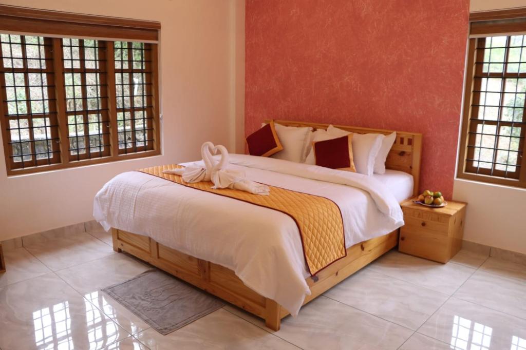 1 dormitorio con 1 cama grande con arco en Moody Moon Vagamon, en Vagamon