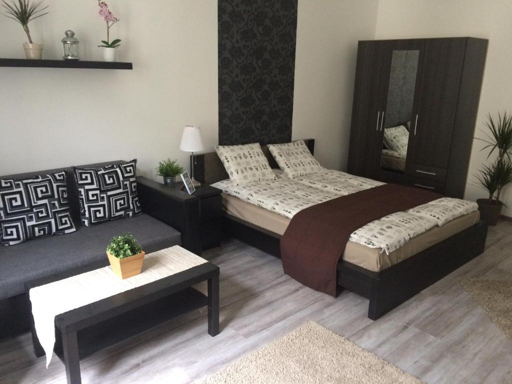- une chambre avec un lit et un canapé dans l'établissement Central Luxury Residence, à Budapest