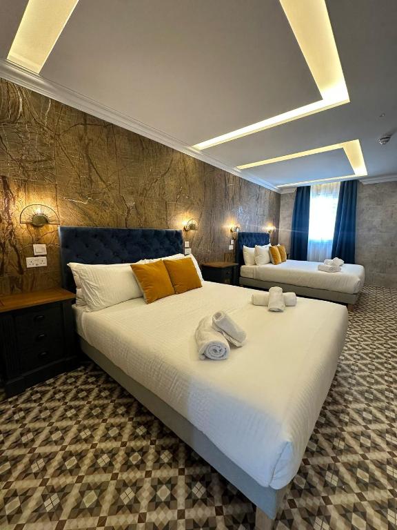 Postel nebo postele na pokoji v ubytování Balcony Hotel