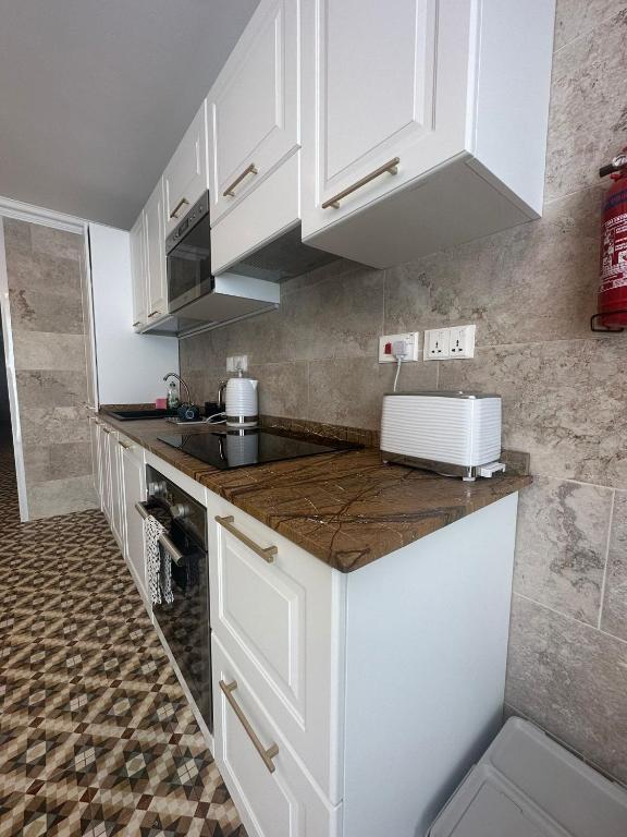 Kuchyň nebo kuchyňský kout v ubytování Balcony Hotel
